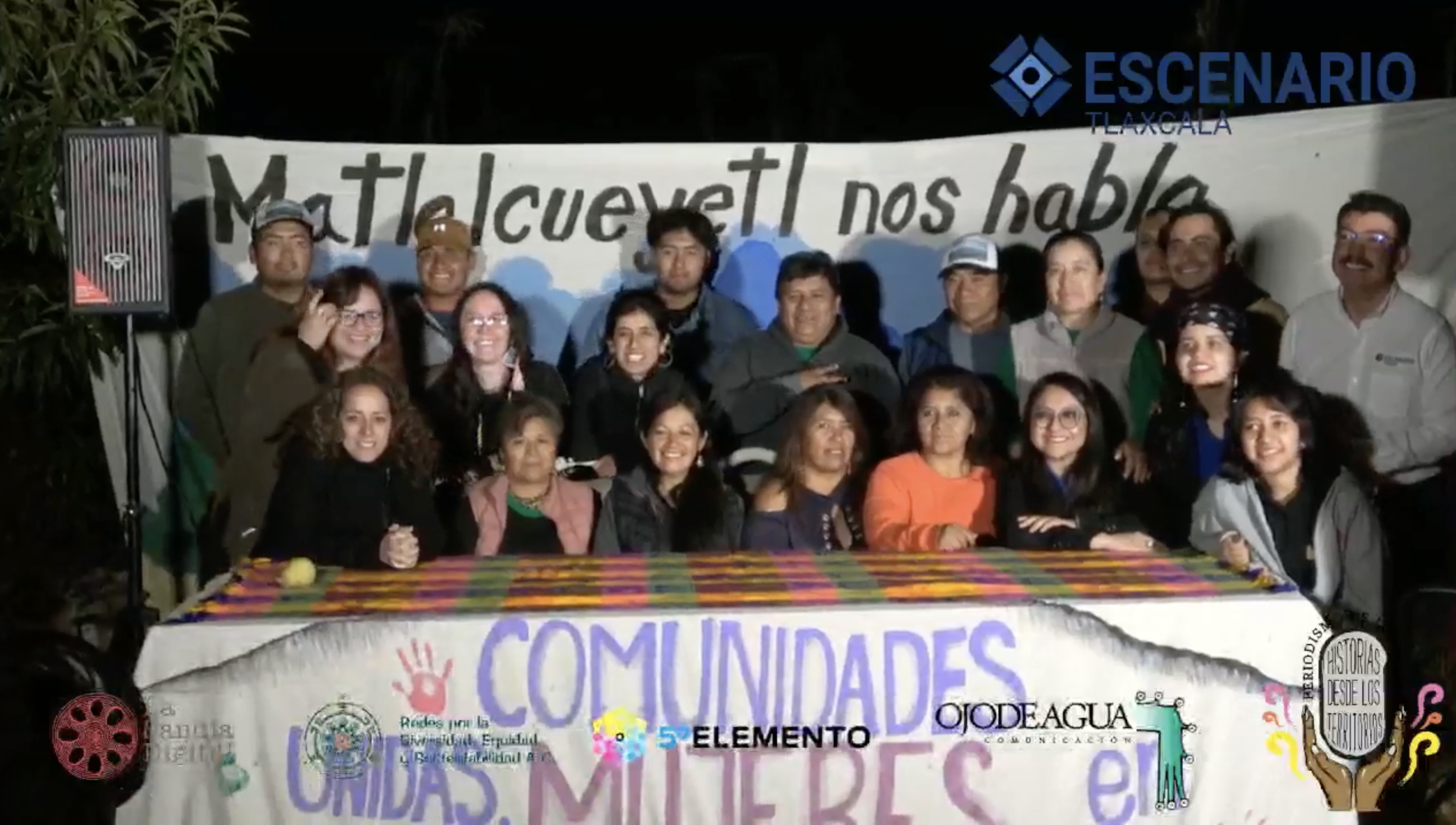 The team of Mexican media outlet Escenario Tlaxcala and environmental activists during the premiere of a podcast episode, as part of the Periodismo de lo posible podcast production project.